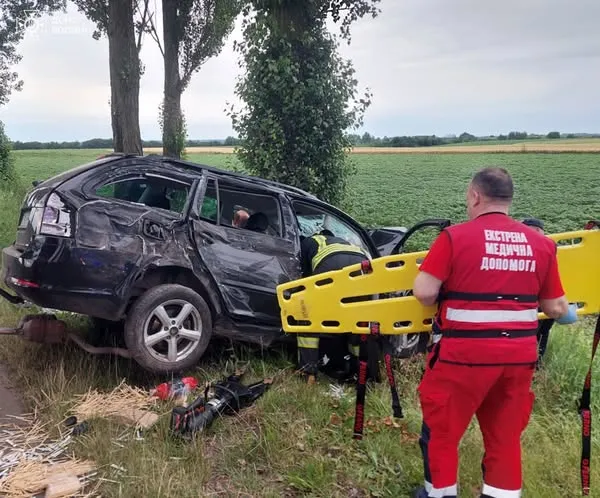 В'їхала у дерево: у Луцькому районі витягали дівчину з понівеченого авто (фото)