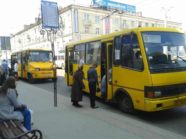 Великі автобуси витіснять «жовті богданчики»: що передбачає реформа громадського транспорту