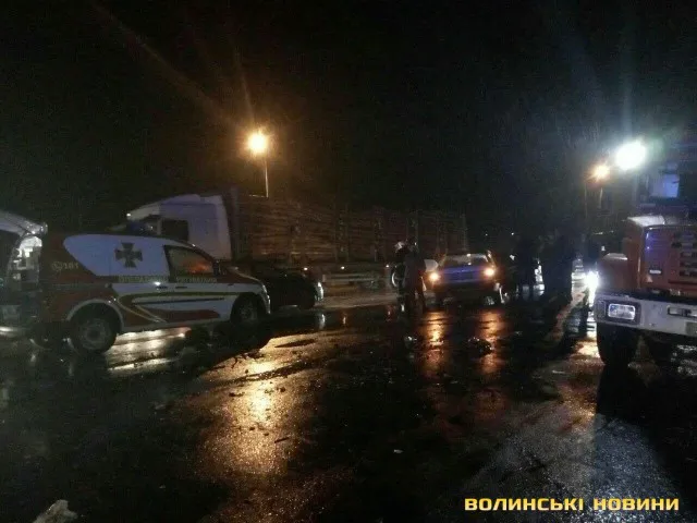 Масштабна ДТП під Луцьком: загинули таксист і пасажирка, її доньку госпіталізували (фото)