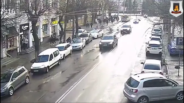 У Луцька біля ЦУМу зіткнулися Citroën та Honda (відео)