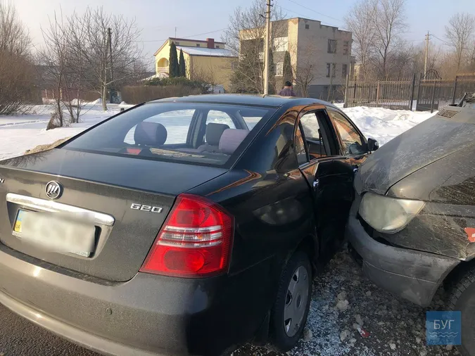 У Нововолинську бус протаранив легкове авто (фото)