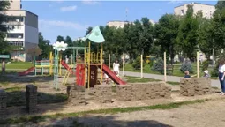 У Луцьку на Молоді демонтують дитячий майданчик (фото, відео)