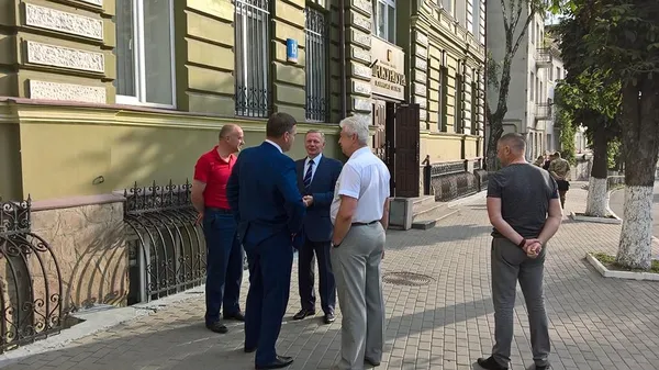  Керівники області та міста, як пунктуальні та відповідальні працівники, прийшли на зустріч заздалегідь