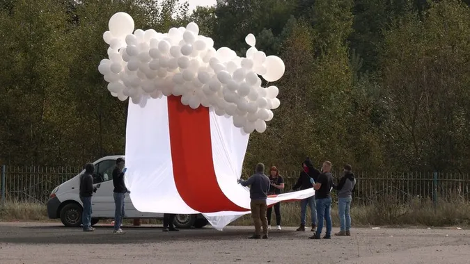 На Волині біля кордону запустили у небо заборонений у Білорусі історичний прапор (фото)