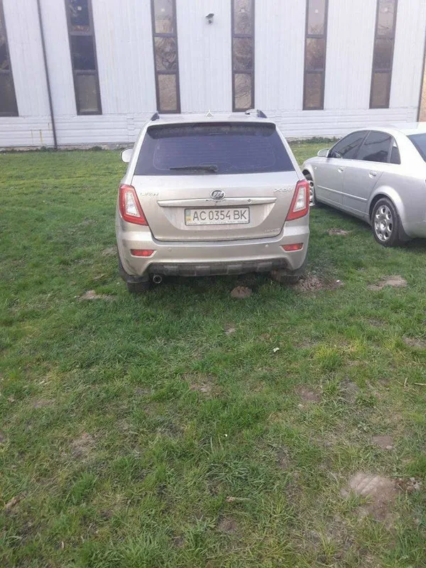Не місце для паркування: луцькі муніципали ловлять порушників у парку (фото) 