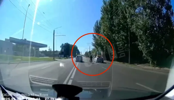 У Луцьку під час супроводу полеглого героя п'яний мотоцикліст ганяв між кортежем (відео)