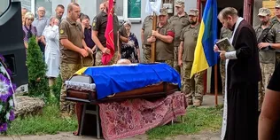 Понад пів року вважався зниклим: на Волині попрощалися з воїном В’ячеславом Мотикою (фото)