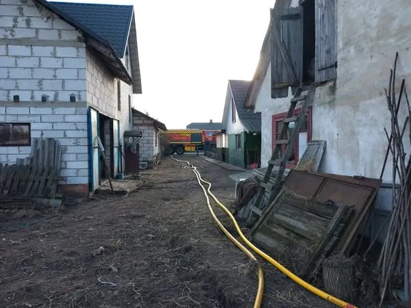 На Ковельщині з невідомої причини горіла господарська будівля (фото)