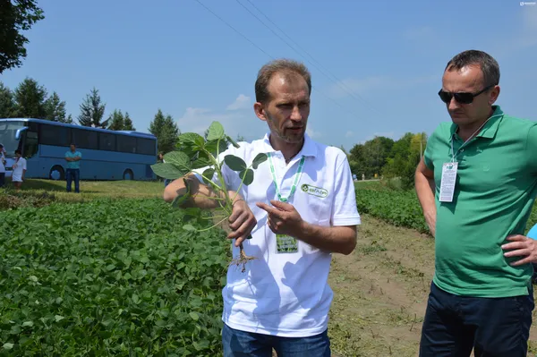 Віталій Хінцінський представляє сорт сої іноземної селекції