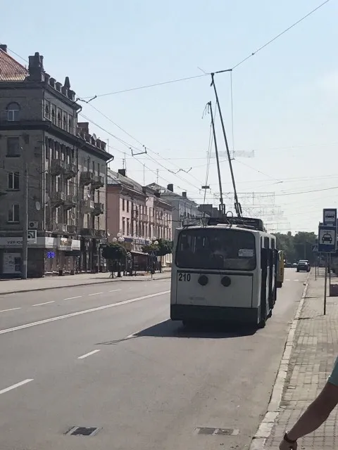 У луцькому тролейбусі на швидкості відвалилася деталь (фото)