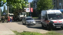 У Луцьку на переході вантажівка збила маму з немовлям (фото)