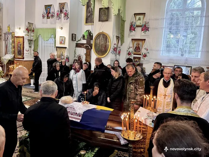 У Нововолинську попрощалися із бійцем Леонідом Ткачуком (фото)