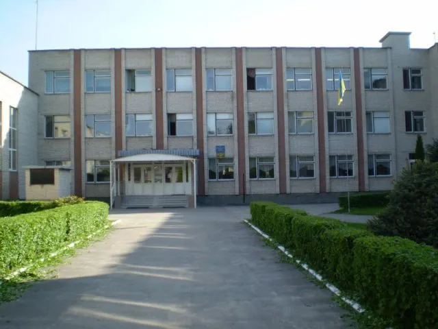 Луцька гімназія просить побудувати автостоянку для доїзду школярів