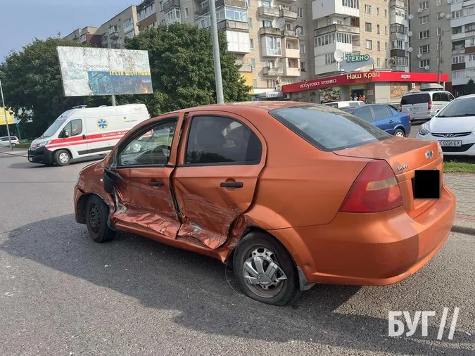 У Володимирі бус протаранив легковик і втік з місця ДТП (фото)