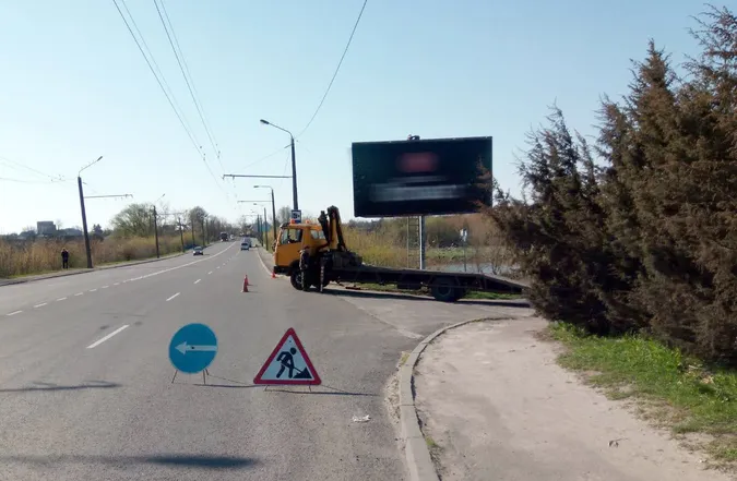 У Луцьку «знесли» небезпечний білборд (фото)