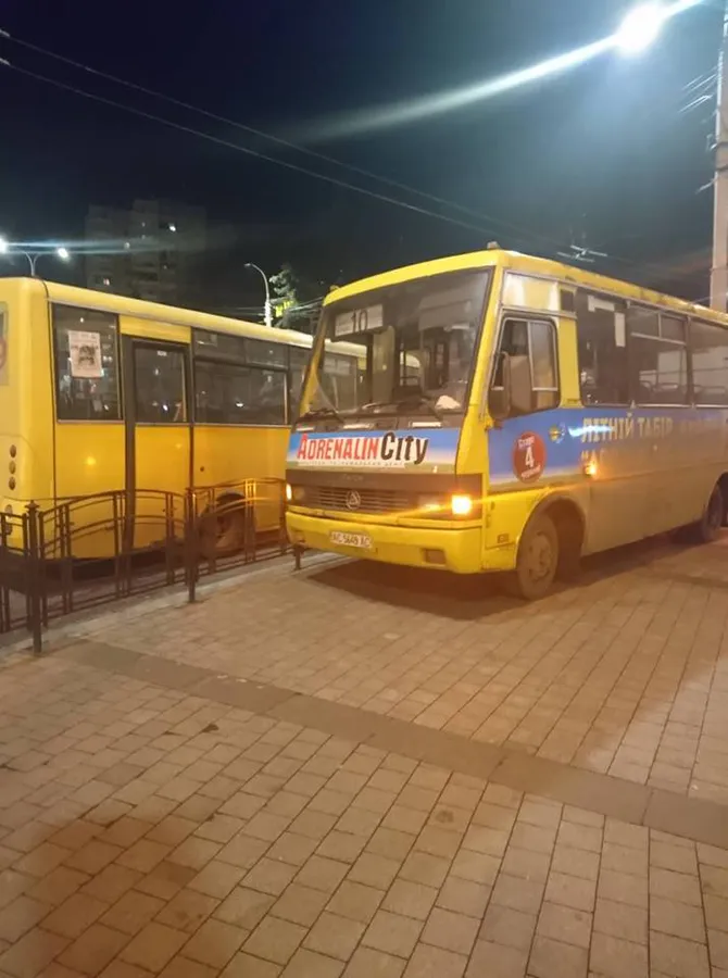 У Луцьку маршрутка «припаркувалася» прямо на тротуарі (фото)