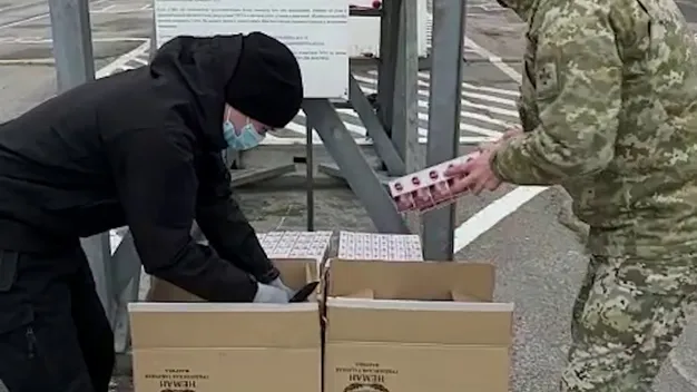 “Оселедці” з Білорусі виявилися цигарками: неймовірне перетворення на волинському кордоні (фото, відео)