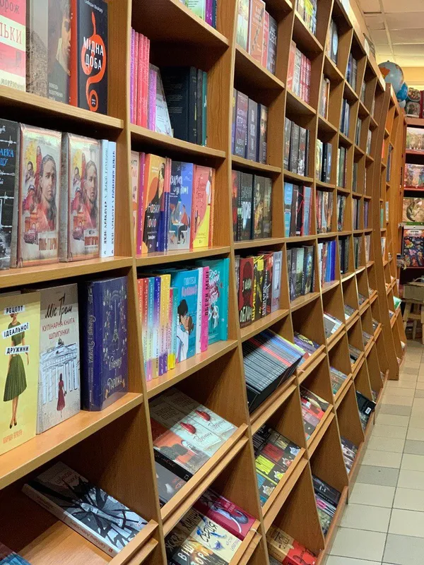 Чи є в книгарнях Луцька книжки російською мовою (фото)