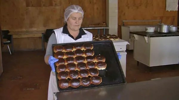 Продукти та випічка: у коледжі на Волині допомагають військовим (фото, відео)