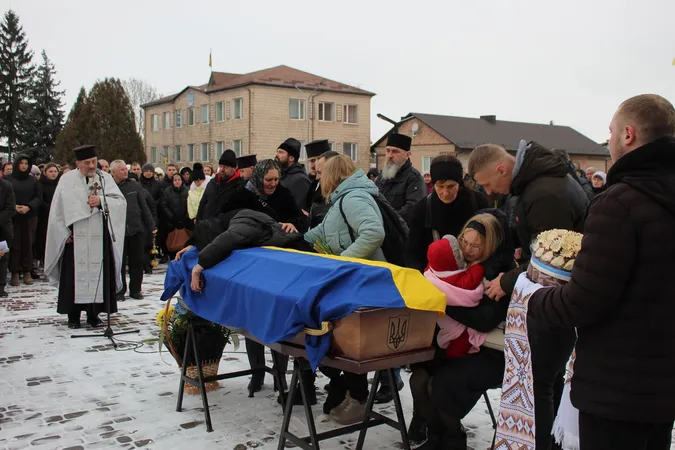 На Волині попрощалися із 23-річним воїном Іллею Чолаком (фото)