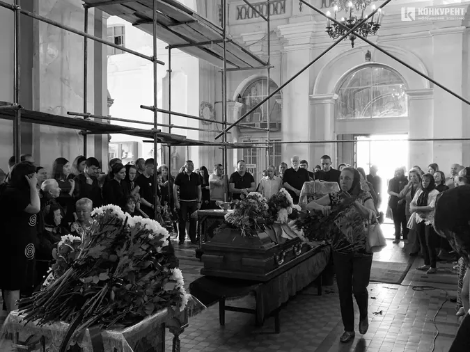 Сльози і квіти: у Луцьку прощаються з загиблим на війні екснардепом Сергієм Слабенком (фото)
