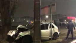 Перша новорічна аварія у Луцьку: автівка врізалася в дерево (фото)