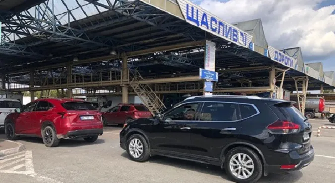 На західному кордоні знову посилився потік на виїзд України