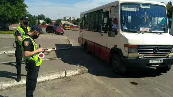 Патрульні перевірили на дотримання карантину перевізників на автостанції Луцька