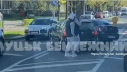 У центрі Луцька – ДТП перед «острівцем безпеки»: на дорозі утворився затор (відео)