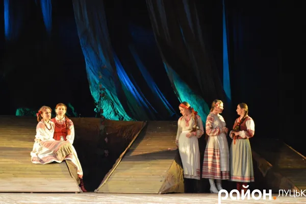 У Луцьку пенсіонерам безкоштовно показали виставу (фото)
