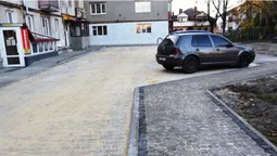 У Луцьку на Степана Бандери двори ремонтують «під ключ» (фото)
