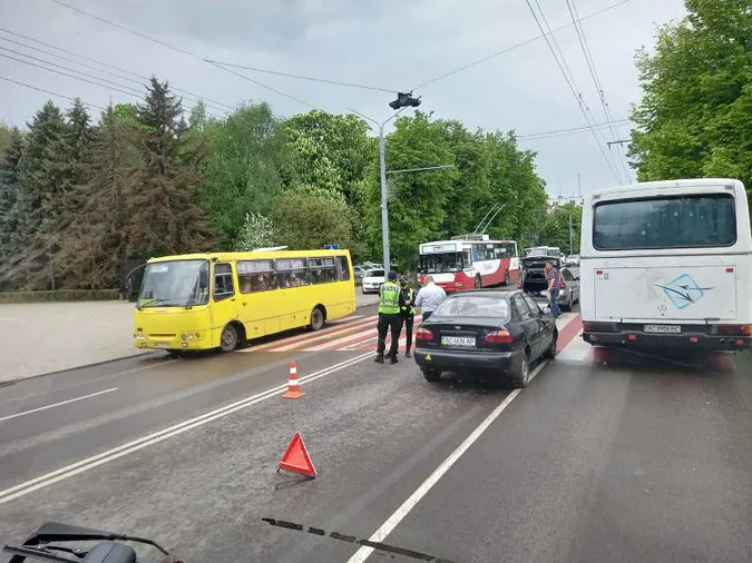 У Луцьку на переході зіткнулися легковики (фото)