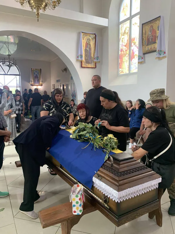 У Городищі попрощалися з Іваном Зелінським: священник, що вінчав, провів і в останню путь (фото)
