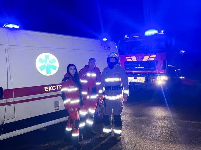 На Волині «швидка», яка їхала на виклик, застрягла в сніговому заметі (фото)