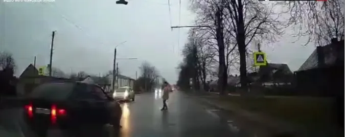 Ледь не опинився на капоті: у Луцьку водій на переході не пропустив пішохода (відео)