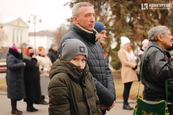 Квіти та сотні людей: у Луцьку вшанували пам'ять героїв Небесної Сотні (фото, відео)