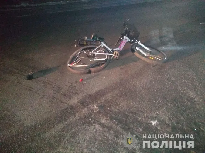 Біля Липин п'яний водій збив велосипедистку і намагався втекти (фото)