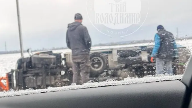 На волинській трасі вантажівка, яка посипає дороги, злетіла в кювет (фото)