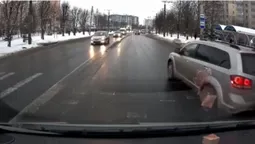У Луцьку «спіхун» на джипі ледь не збив жінку з дітьми на переході (відео)