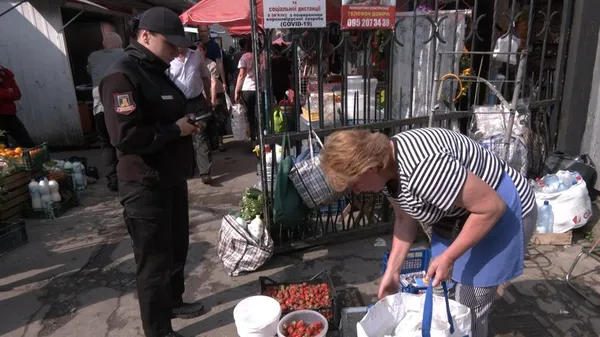 У Луцьку карають продавців, які торгують продуктами за межами ринків (фото, відео)
