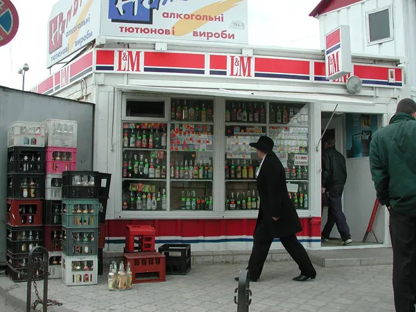 Килими на парканах, бензин по 2 гривні, сардельки по 7,5: старі фото Варшавського ринку в Луцьку
