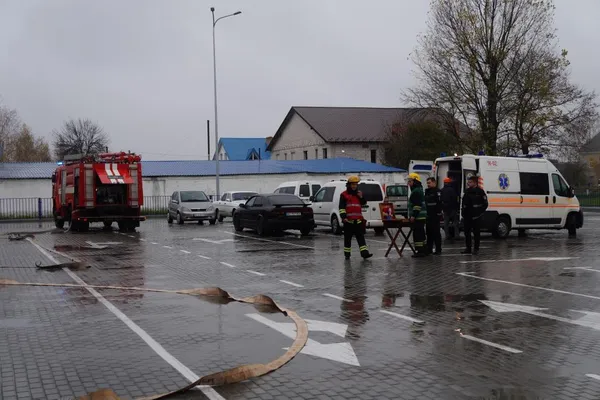У Нововолинську «гасили» пожежу в «Епіцентрі К» (фото)
