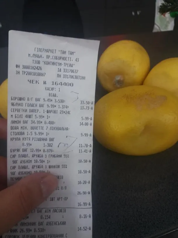 У Луцьку «Там-Там» продає гнилі цитруси серед свіжих (фото)