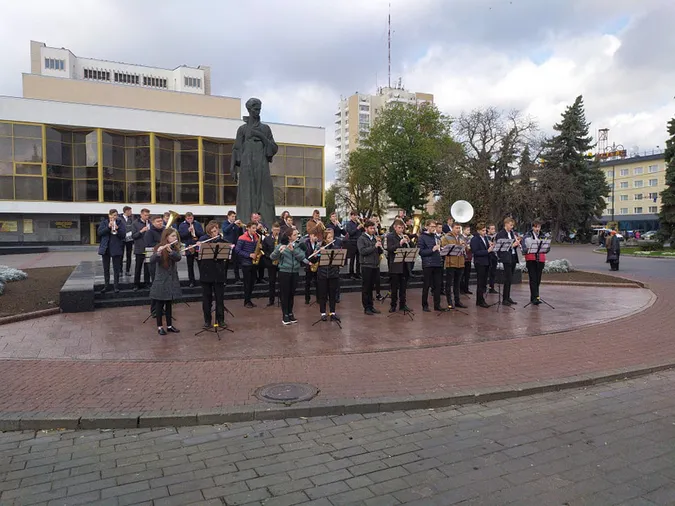 У центрі Луцька просто неба зіграв оркестр (фото, відео)