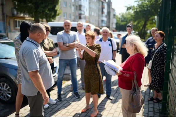 Без кабінетних рішень: заступник міського голови разом із комісією оглянули чотири земельні ділянки у Луцьку (фото)