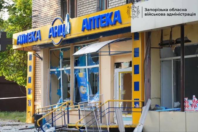 Пожежі, зруйновані склади, вибиті вікна: росіяни вночі атакували Запоріжжя (фото)