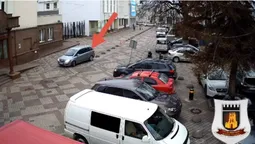 У центрі Луцька «опель» застряг на обмежувачі руху (відео)