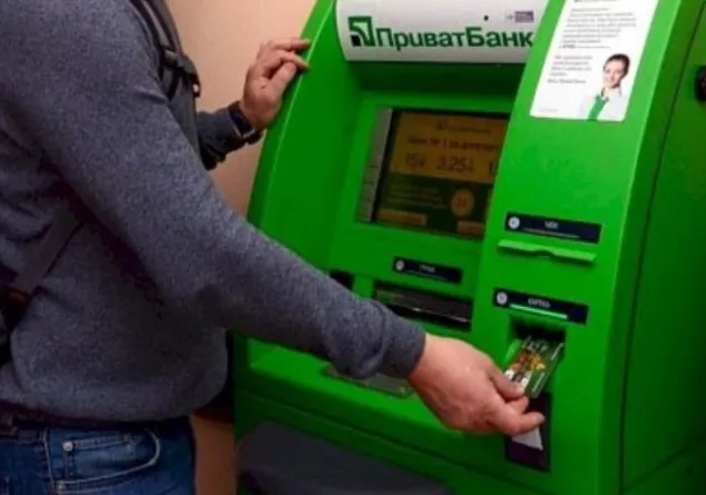 ПриватБанк продовжив дію всіх платіжних карток на пів року