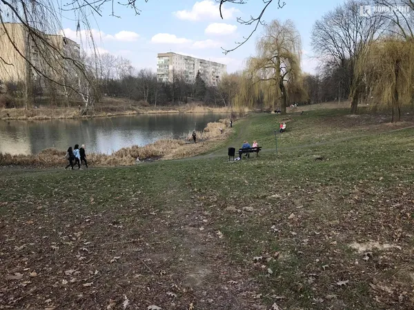 Безлюдна автостанція і «туси» в парку: як карантинить Луцьк 19 березня (фото)