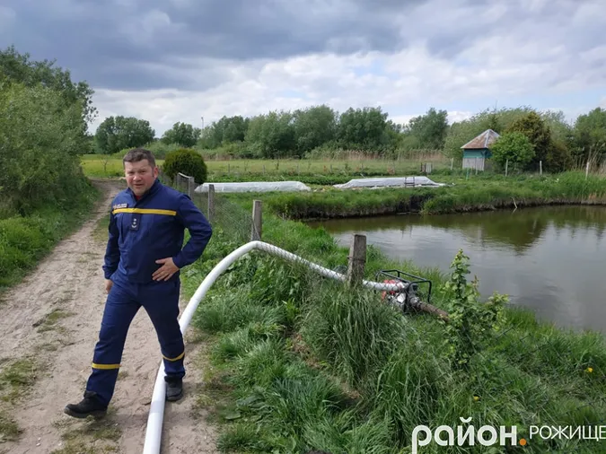 У Рожищі – масштабна пожежа: горить приміщення колишнього гуртожитку (фото, відео)